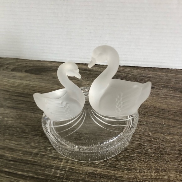 Vtg Frosted Glass Swans on Water Figurine - Picture 5 of 12